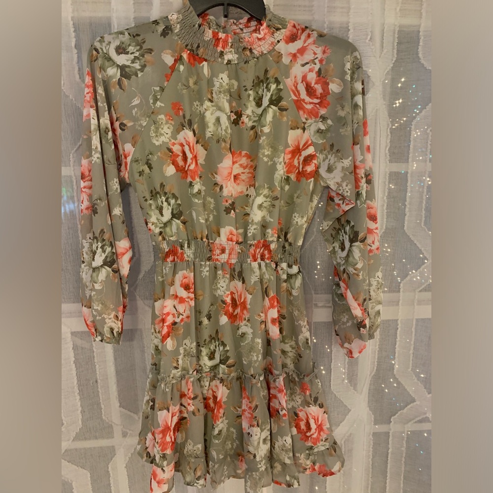 Trending Village dress with adjustable sleeve and it has liner